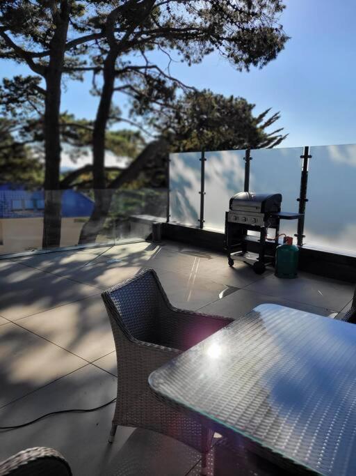 Luxury 3 Bed Flat With Large Terrace, Sea Views And Hot Tub Lejlighed Canford Cliffs Eksteriør billede