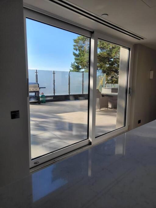 Luxury 3 Bed Flat With Large Terrace, Sea Views And Hot Tub Lejlighed Canford Cliffs Eksteriør billede
