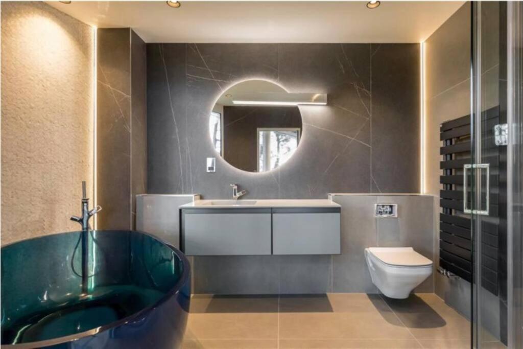 Luxury 3 Bed Flat With Large Terrace, Sea Views And Hot Tub Lejlighed Canford Cliffs Eksteriør billede