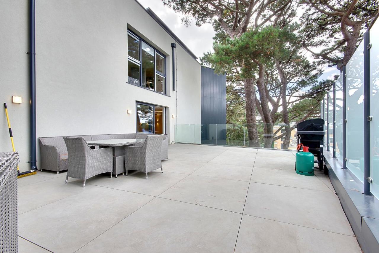Luxury 3 Bed Flat With Large Terrace, Sea Views And Hot Tub Lejlighed Canford Cliffs Eksteriør billede