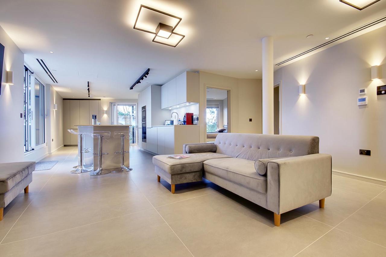 Luxury 3 Bed Flat With Large Terrace, Sea Views And Hot Tub Lejlighed Canford Cliffs Eksteriør billede
