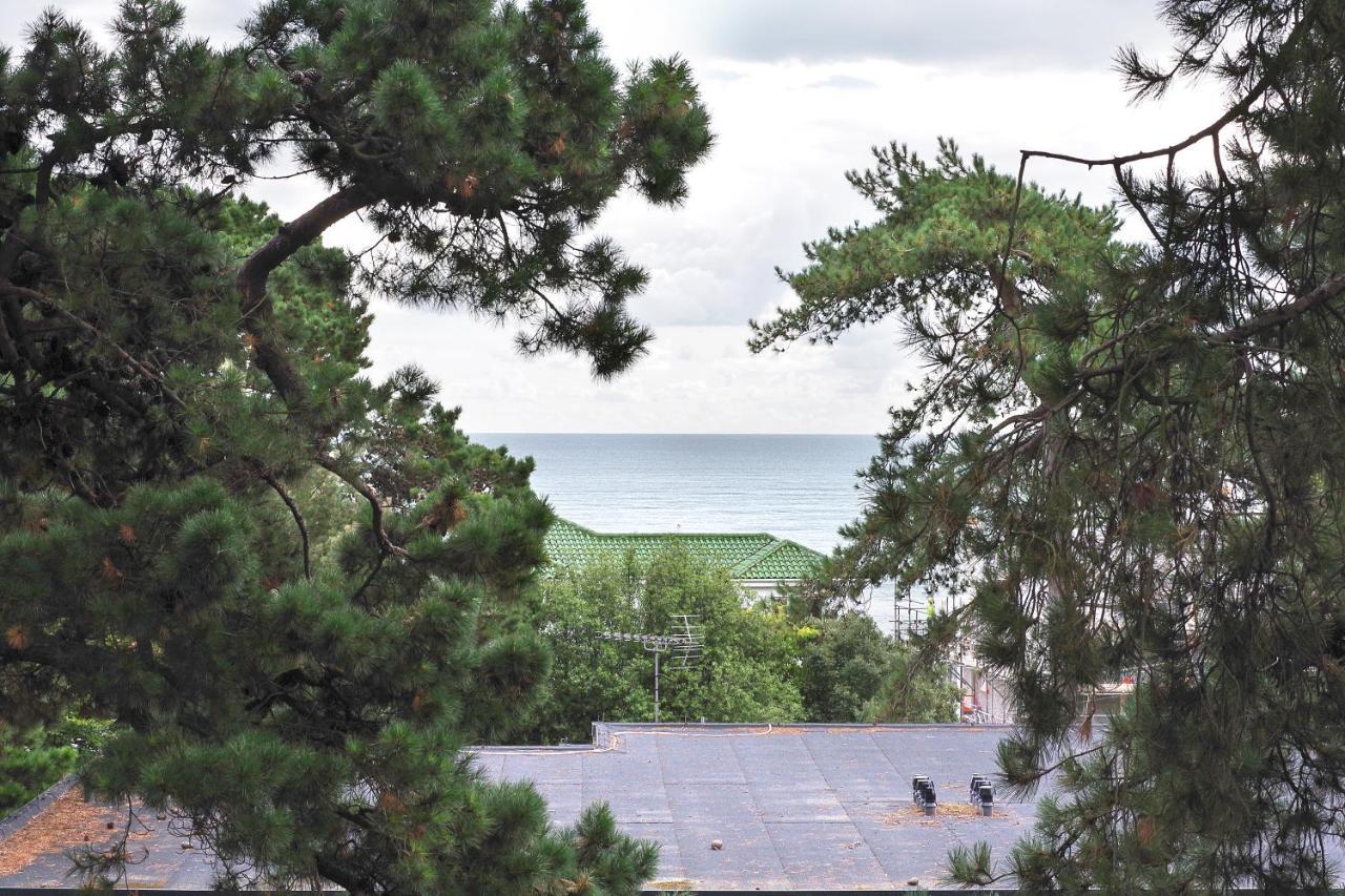 Luxury 3 Bed Flat With Large Terrace, Sea Views And Hot Tub Lejlighed Canford Cliffs Eksteriør billede