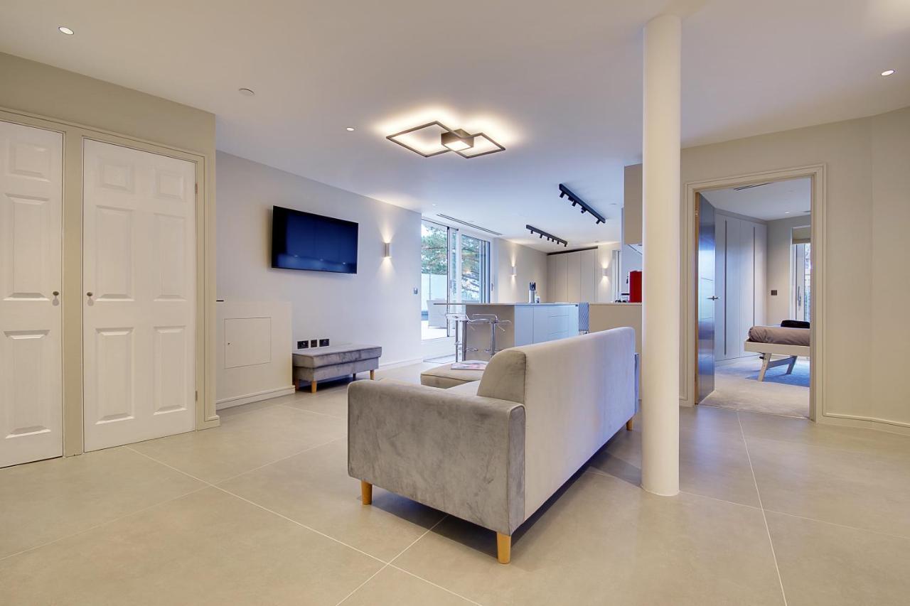Luxury 3 Bed Flat With Large Terrace, Sea Views And Hot Tub Lejlighed Canford Cliffs Eksteriør billede