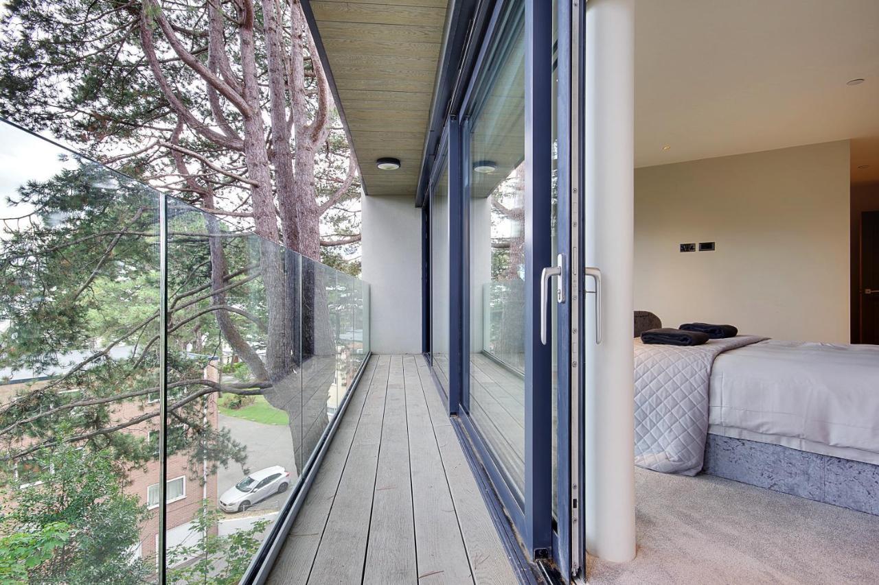 Luxury 3 Bed Flat With Large Terrace, Sea Views And Hot Tub Lejlighed Canford Cliffs Eksteriør billede