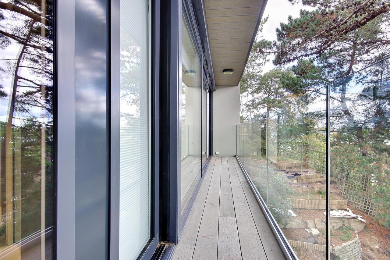Luxury 3 Bed Flat With Large Terrace, Sea Views And Hot Tub Lejlighed Canford Cliffs Eksteriør billede