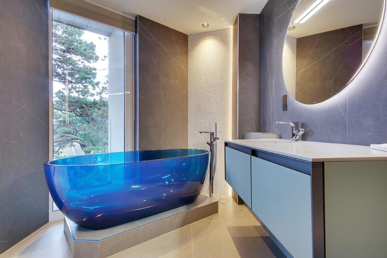 Luxury 3 Bed Flat With Large Terrace, Sea Views And Hot Tub Lejlighed Canford Cliffs Eksteriør billede