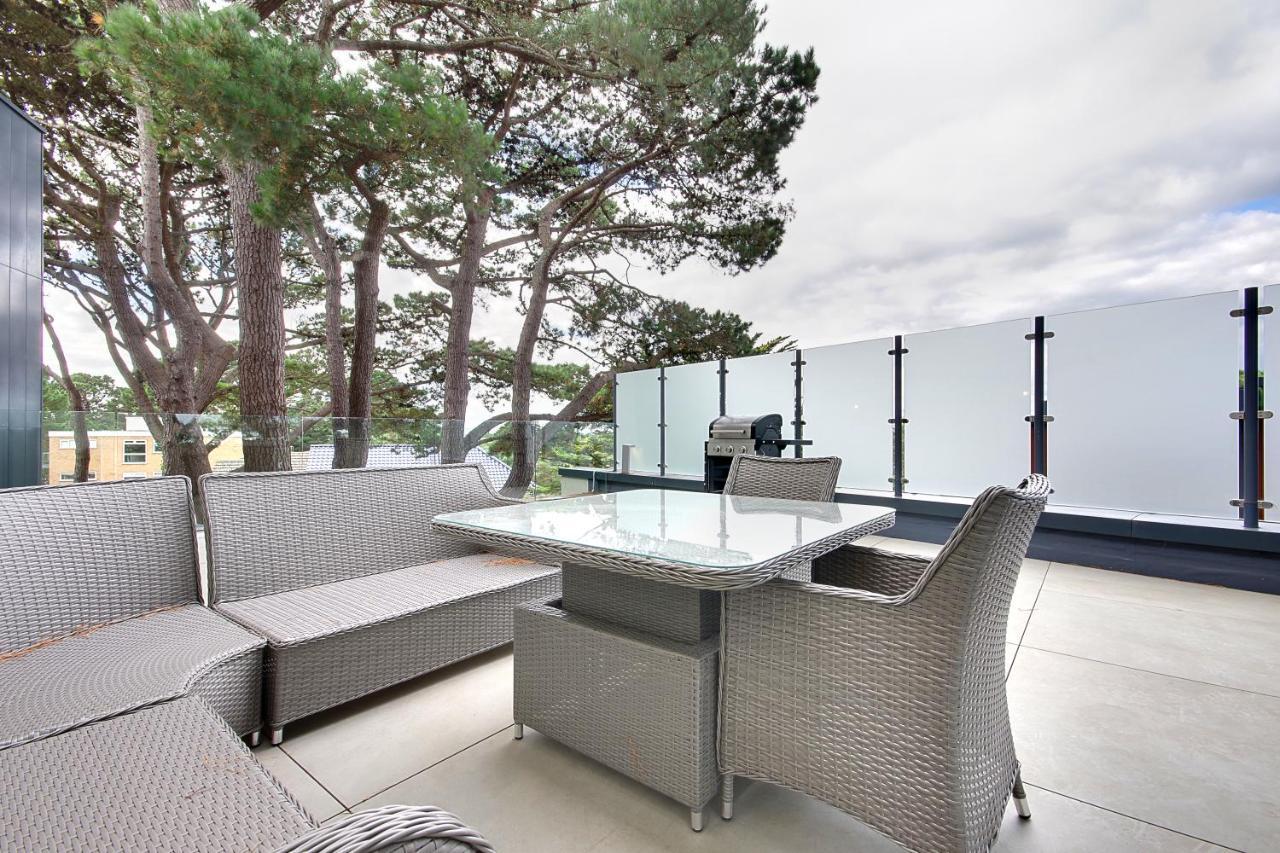 Luxury 3 Bed Flat With Large Terrace, Sea Views And Hot Tub Lejlighed Canford Cliffs Eksteriør billede